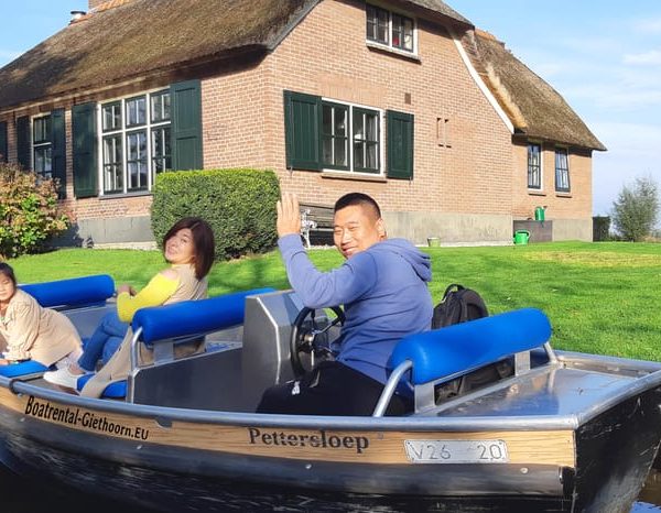 1 Hour Private boattour with local captain Max 4 Persons – Giethoorn, Netherlands