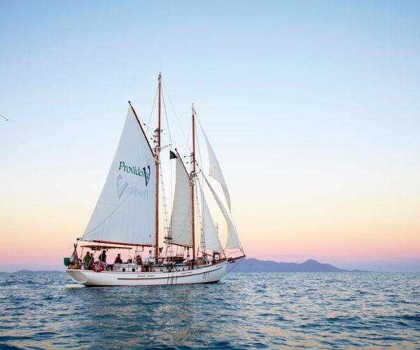 Airlie Beach: Whitsundays Tallship Sunset Sail with Drink – Airlie Beach, Australia