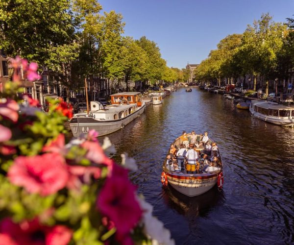 Amsterdam: Canal Cruise with guide, Dutch snacks and Drinks – Amsterdam, Netherlands