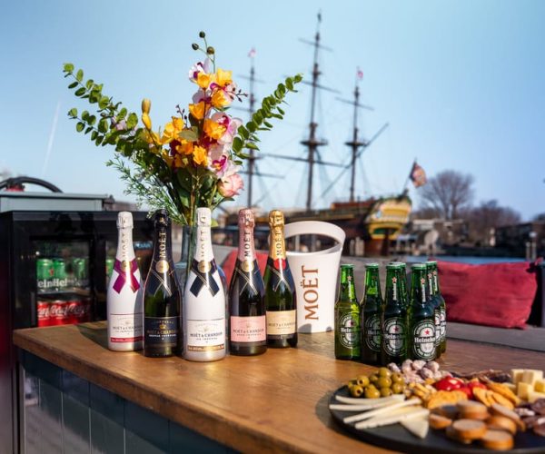 Amsterdam: Private Canal Cruise with Drinks and Snacks – North Holland, Netherlands