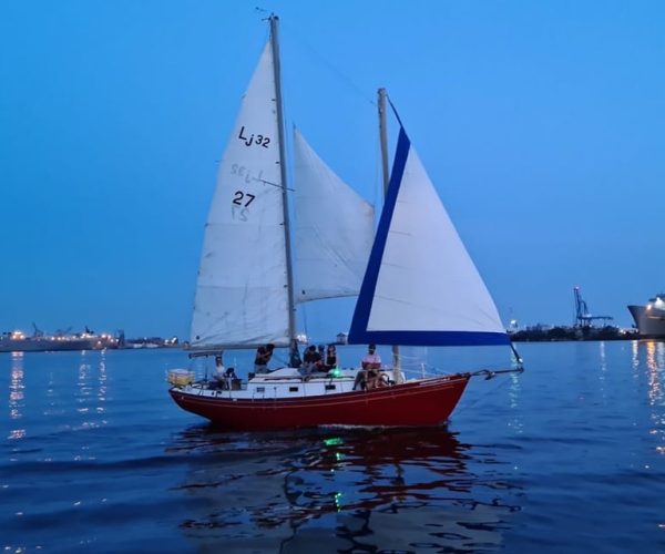 Baltimore: Inner Harbor Moonlight Cruise on a Classic Ship – Baltimore, Maryland