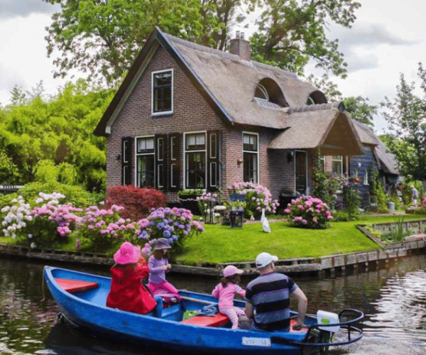 From Amsterdam: Giethoorn Guided Day Trip with Canal Cruise – North Holland, Netherlands