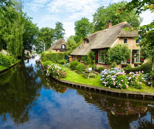 From Amsterdam: Giethoorn Guided Walking Tour and Boat Ride – North Holland, Netherlands