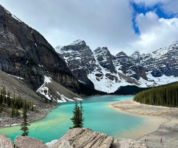 From Banff: Sunrise at Moraine Lake and Lake Louise – Alberta, Canada