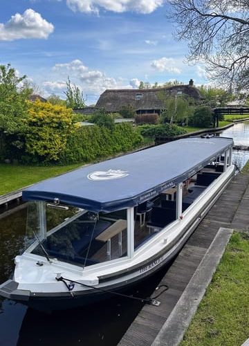 Giethoorn : Big party boat with captain – Giethoorn, Netherlands