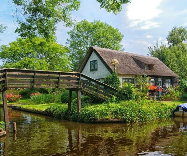 From Amsterdam: Giethoorn Sightseeing Tour and Canal Cruise – North Holland, Netherlands