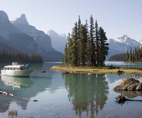 Jasper: Wildlife and Waterfalls Tour with Maligne Cruise – Alberta, Canada