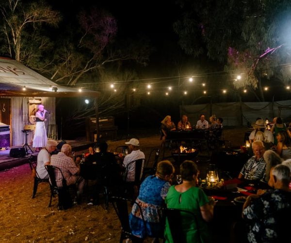 Longreach: Smithy’s Outback Dinner & Show – Thomson River, Australia