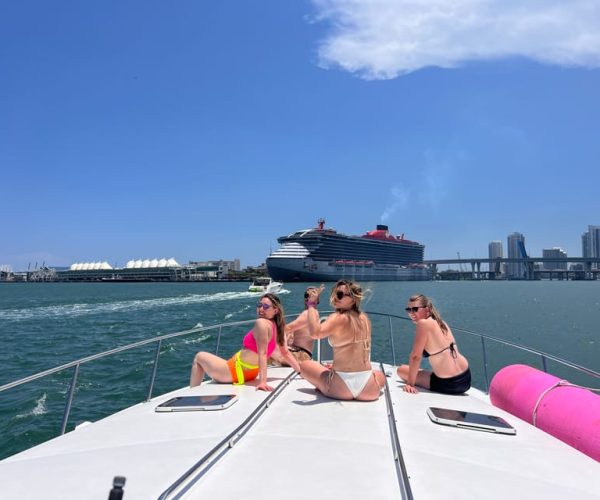 Miami Beach: Private Yacht Rental with Captain and Champagne – Miami, Florida