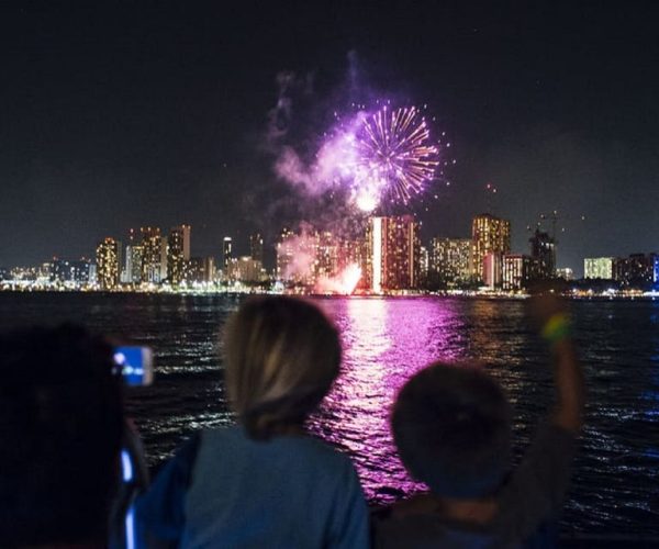 Oahu: Waikiki Friday Night Fireworks Cruise – Honolulu, Hawaii