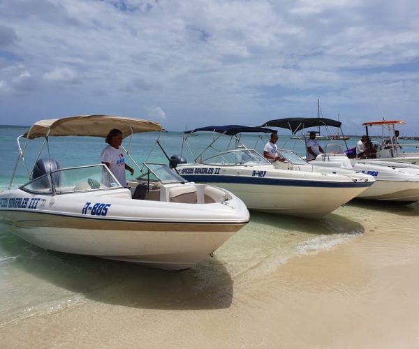 Aruba: Private Caribbean Boat Trip with Snorkeling & Drinks – Aruba Region, Aruba