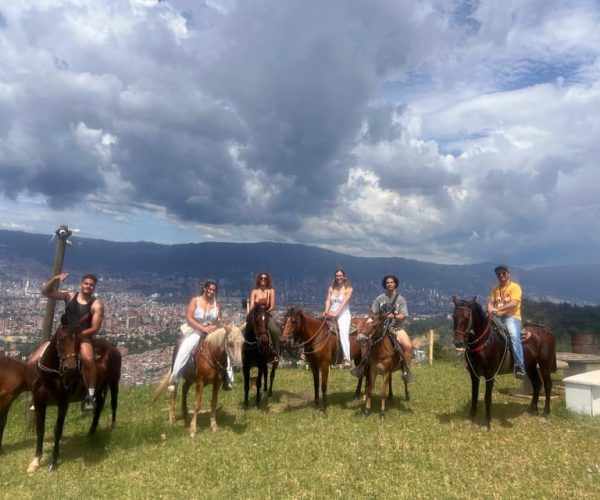 Medellin: horseback ride, viewpoint, comuna 13 and cable car – Medellín, Colombia