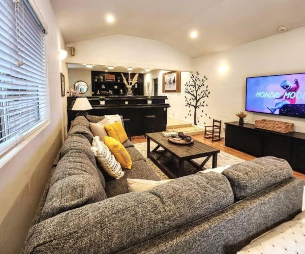 3 BR + Near Venice Beach + Redecorated + Nice Backyard with BBQ – Los Angeles, California