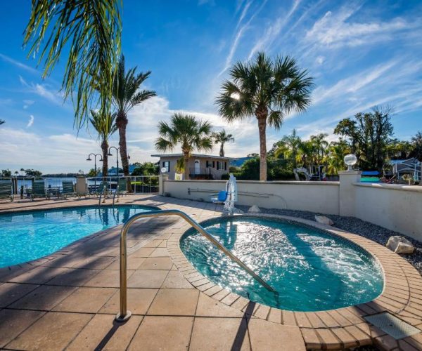 Paddletail Waterfront Lodge – Crystal River, Florida