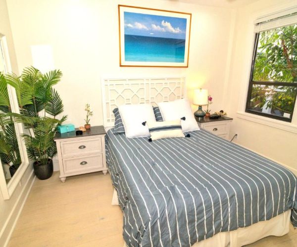 Tropical Beach Condo – Pool, Parking, 86″ TV, WiFi – Palm Beach, Florida