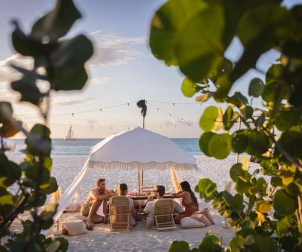 Aruba Eagle Beach: Romantic Sunset Picnic in a Luxury Cabana – Aruba Region, Aruba