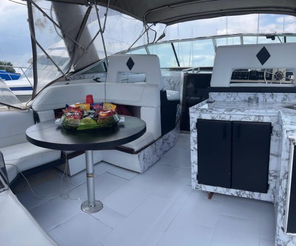 Luxurious 40ft Yacht Charter – Ontario, Canada