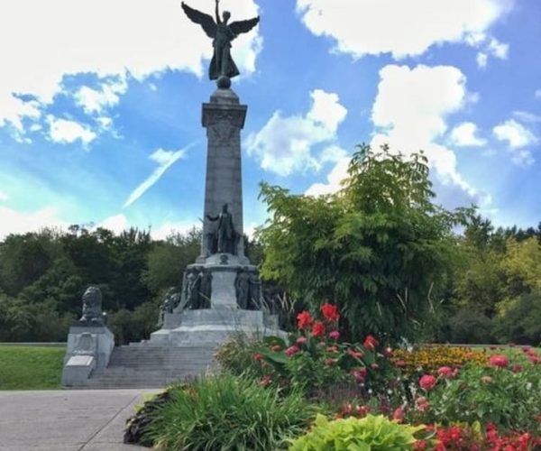 Montreal : Downtown & Underground Walking Tour with a Guide – Quebec, Canada