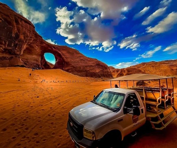 Monument Valley 4×4 Navajo Guided Tour – Big Hogan, Utah