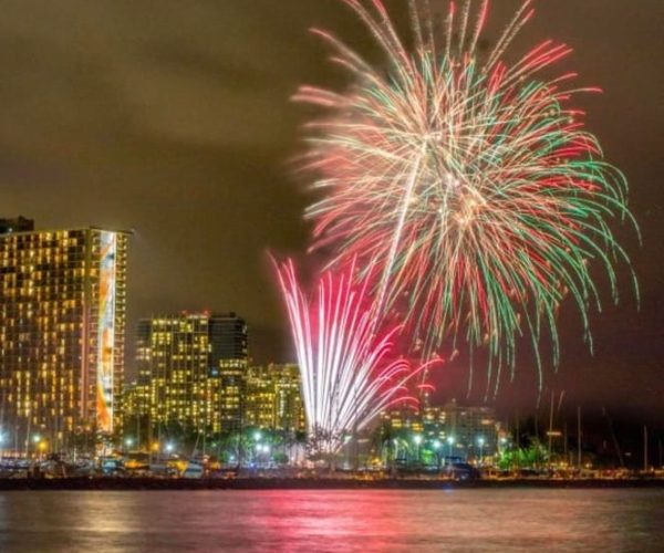 Oahu: Friday Night Fireworks sailing in small groups – Hawaii, United States