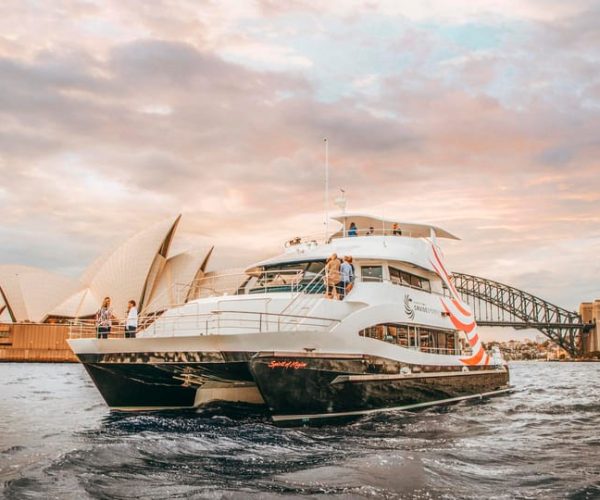 Sydney: Vivid Sydney Harbour Dinner Cruise with Drinks – New South Wales, Australia