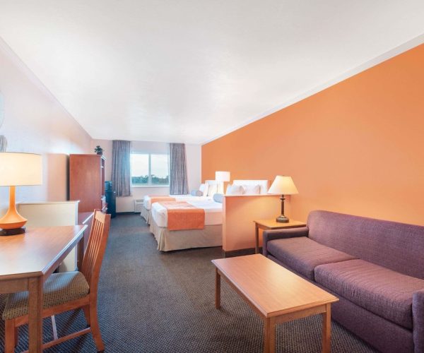 Howard Johnson Hotel & Suites by Wyndham Oacoma – Oacoma, South Dakota