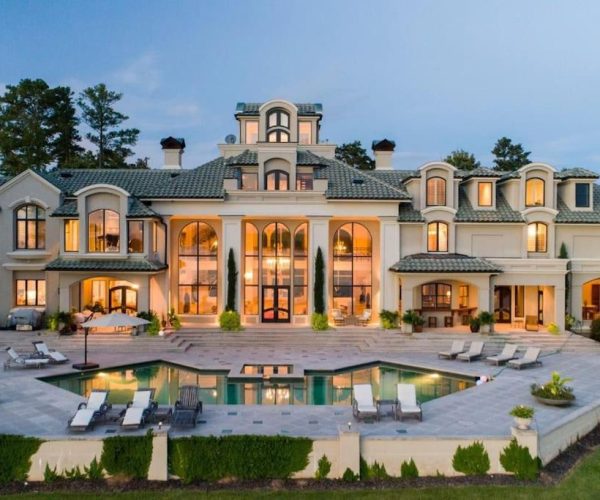 Lakefront Luxury Villa – Alabama,