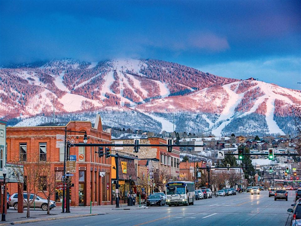 Walk to Lifts/Hot Tubs: Jan 27- Feb 2 Steamboat $849 (6 Nights + Transport) – Steamboat Springs, CO