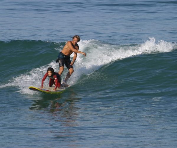 Biarritz : Cours de surf sur la côte Basque. – Nouvelle-Aquitaine, France