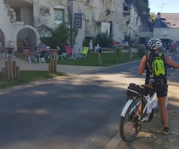 Chinon: Bicycle Tour of Saumur Wineries with Picnic Lunch – Pays de la Loire, France