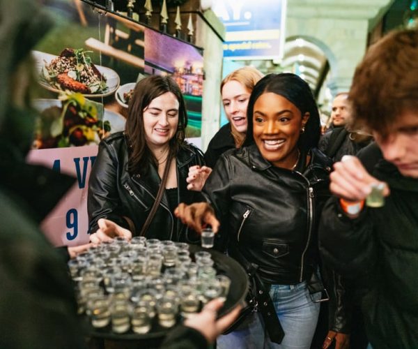 Edinburgh: Pub Crawl with Free Shots & Discounts – Edinburgh, United Kingdom