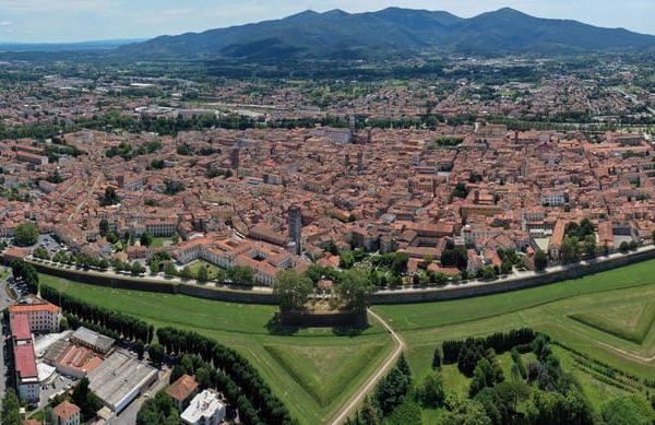 From Florence: Pisa and Lucca Full-Day Private Tour – Florence, Italy