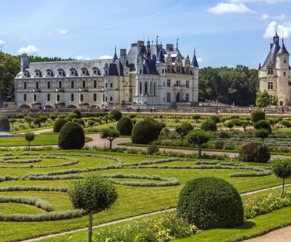 From Paris: Loire Valley Castles Tour with hotel pick-up – Paris, France