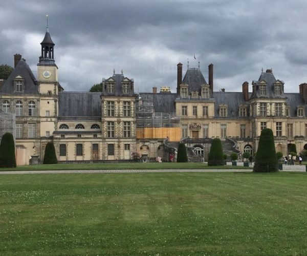 From Paris: “le Grand Noël Vaux le Vicomte & Fontainebleau” – Paris, France