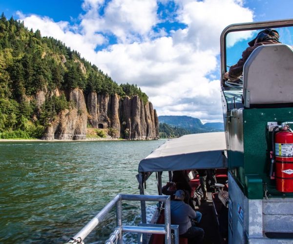 From Portland: Bigfoot Adventure 3.5-hour Jetboat Cruise – Multnomah Falls, Oregon