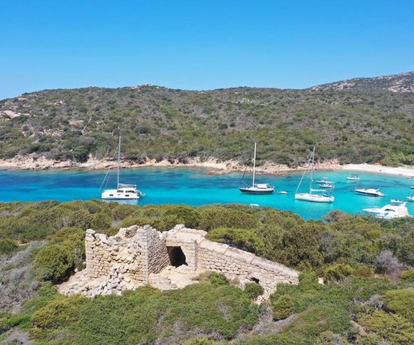 JOURNEE EN BATEAU AVEC REPAS A BORD PLAGES CRIQUES SAUVAGES – Corsica, France