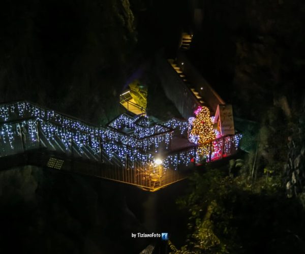 Lake Como audioguide & Orrido gorge Christmas light ticket – Lombardy, Italy