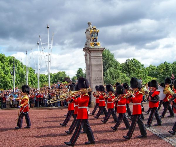 London: Buckingham Palace Changing of the Guard Guided Tour – London, United Kingdom