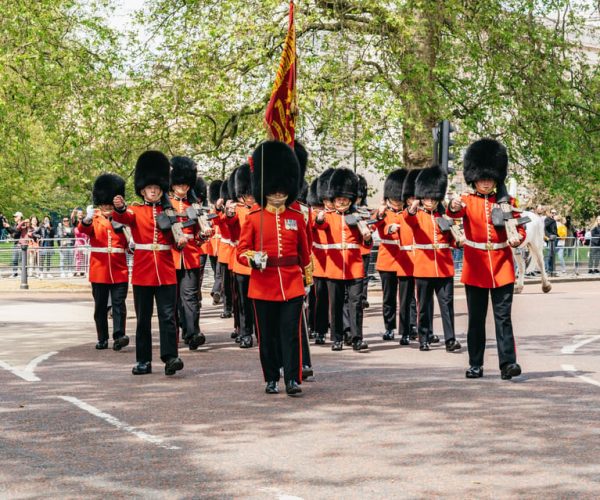 London: Changing of the Guard Walking Tour Experience – London, United Kingdom