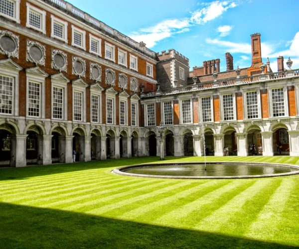 London: Royal Hampton Court Guided Tour with Afternoon Tea – London, United Kingdom