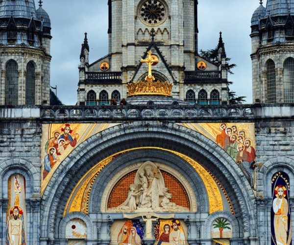 Lourdes: Private Guided Tour in the Sanctuary – Occitanie, France