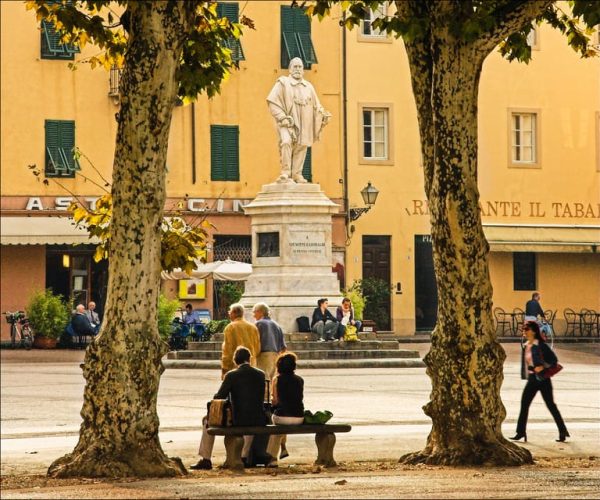 Lucca: Guided Small Group Highlights Walking Tour – Tuscany, Italy