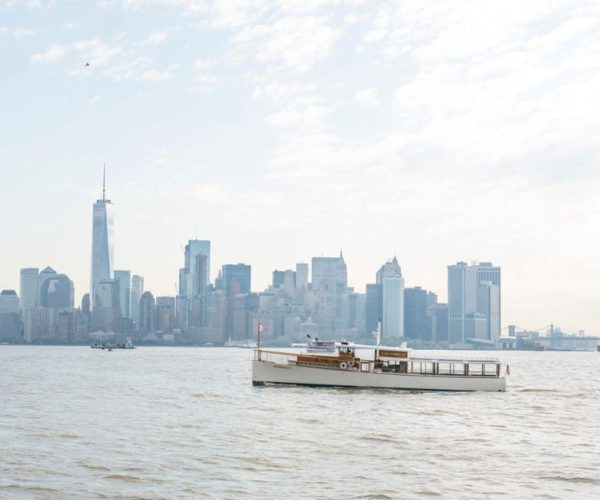 Manhattan: Statue and Skyline Cruise Aboard a Luxury Yacht – New York City, New York