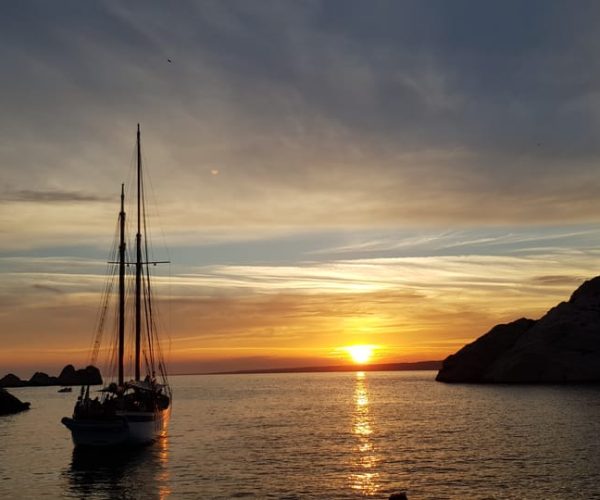 Marseille: Sunset Sailing Cruise with Dinner and Drinks – Marseille, France