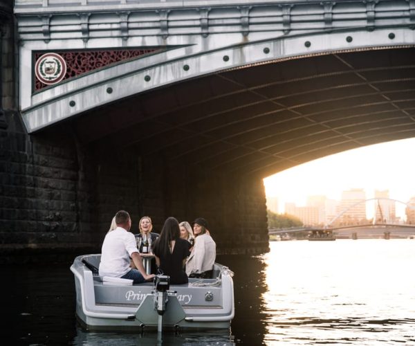 Melbourne: Electric Picnic Boat Rental on the Yarra River – Melbourne, Australia