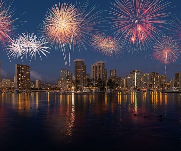 Oahu: Waikiki Fireworks Sail – Honolulu, Hawaii