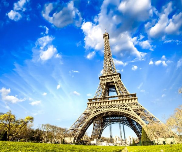 Paris: Eiffel Tower Guided Tour with Direct Access & Summit – Paris, France