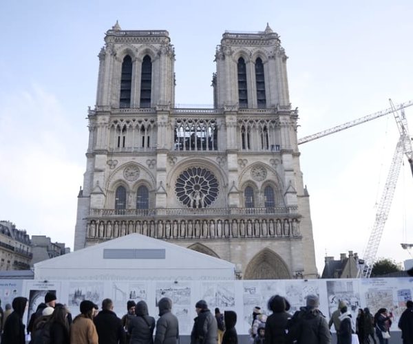 Paris: Notre Dame Exterior Tour with Crypt Entry – Paris, France