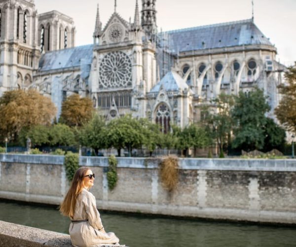 Paris: Professional photoshoot at Notre Dame – Paris, France