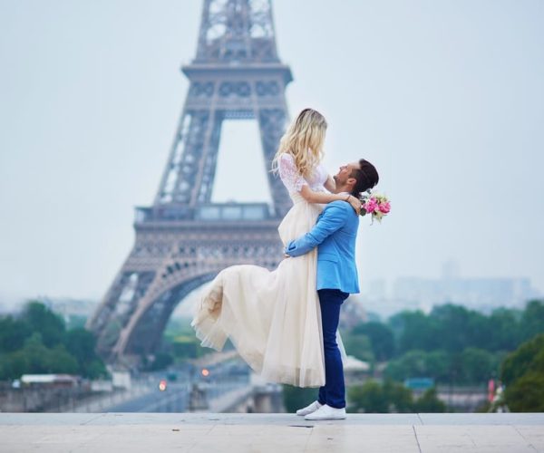 Paris: Romantic Couple Photoshoot (with flower bouquet!) – Paris, France